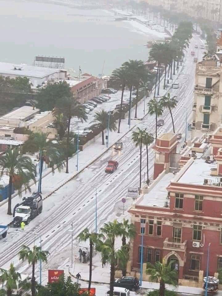 الثلوج تغطي شوارع وميادين الإسكندرية